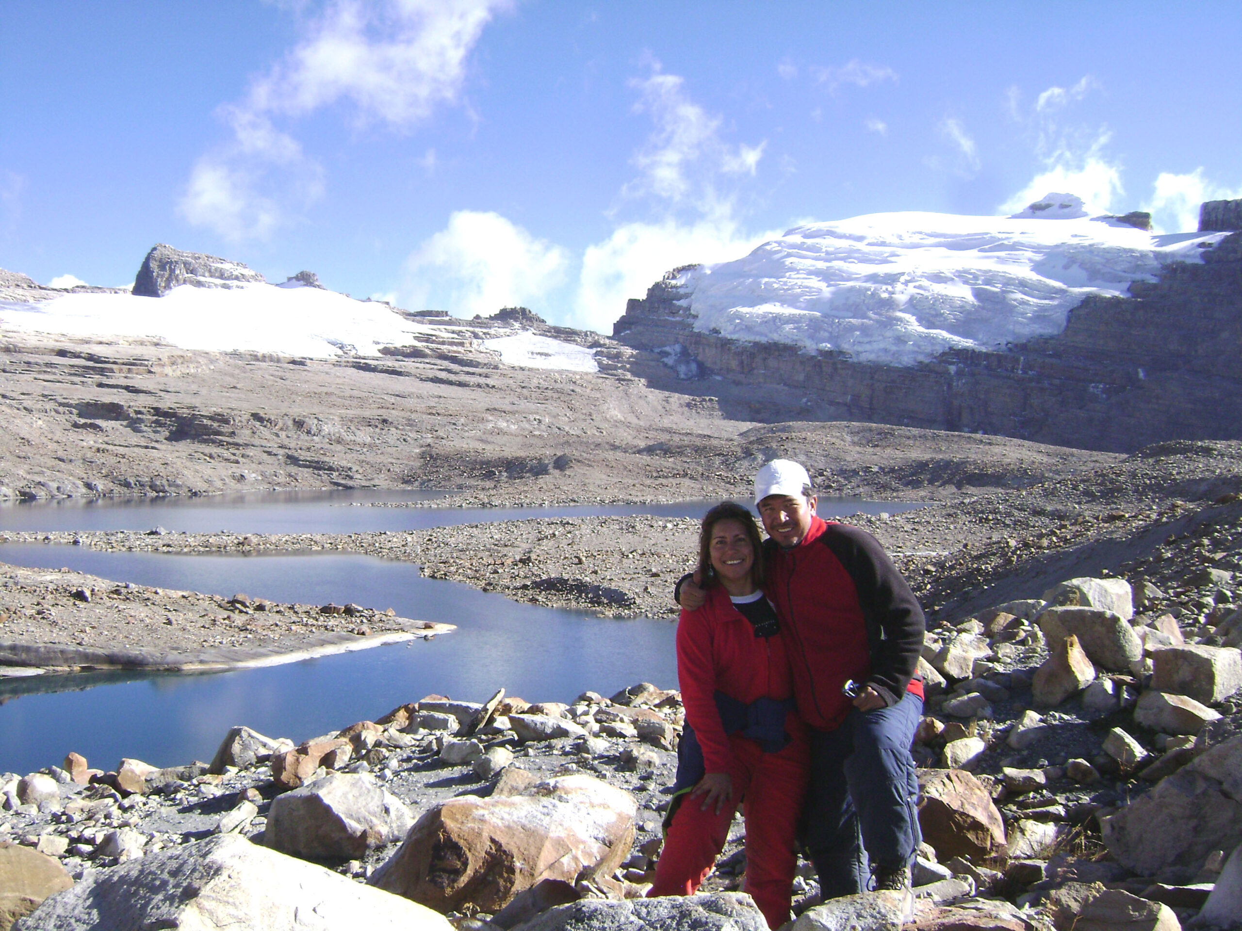 CLAUDIA Y JORGE EN LA LAGUNA GRANDE DE LA SIERRA 2010