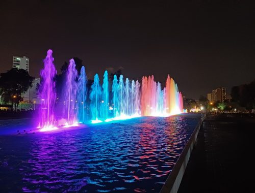 El Circuito Mágico del Agua en Lima - Perú es una de las experiencias más bonitas de Surmérica, además de las diferentes fuentes multicolores, se presenta una proyección, sobre el agua, de la historia del Perú.