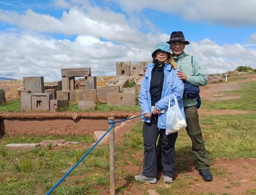 Puma Punku - Tiwanaku - Bolivia. En la Fotografía se encuentran Claudia Andrea Paredes Rosales y Jorge Enrique Bejarano Briñez, Fundadores de Colombia Adventure, en el Parque Arqueológico de Puma Punku.