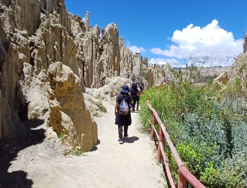 Caminando por el Valle de la Luna, al sur de la ciudad de La Paz - Bolivia.