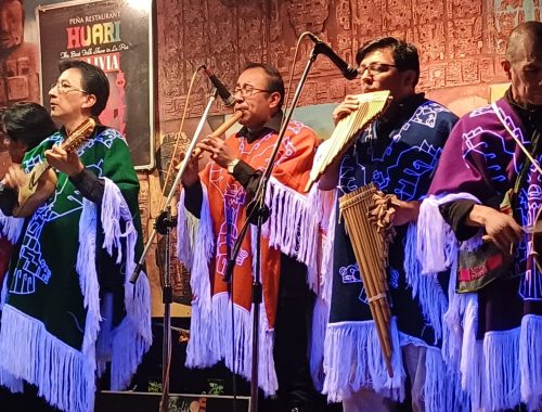 Grupo de Música Andina Boliviana en la Ciudad de La Paz - Bolivia