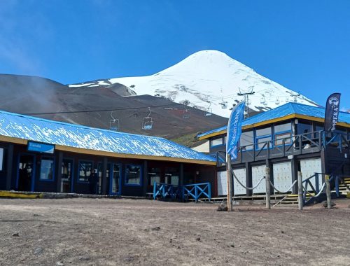 El Volcán Osorno en la Región de Los Lagos - Sur de Chile, es muy hermoso, se puede realizar deportes de invierno sobre nieve.